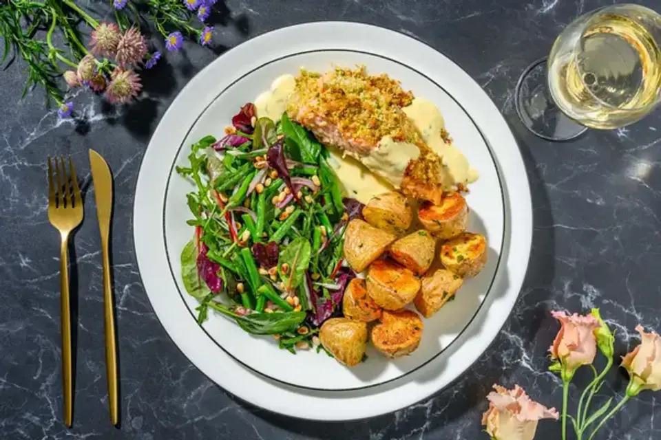 Pistaciepaneret laks og bearnaisesauce — HelloFreshs eget foto