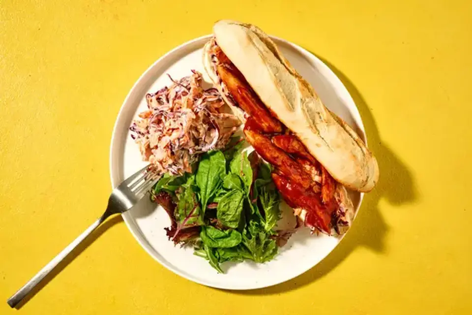 Hurtig sydstatsinspireret BBQ-kyllingesandwich — HelloFreshs eget foto