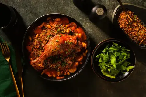 Confiteret andelår på salsiccia-cassoulet