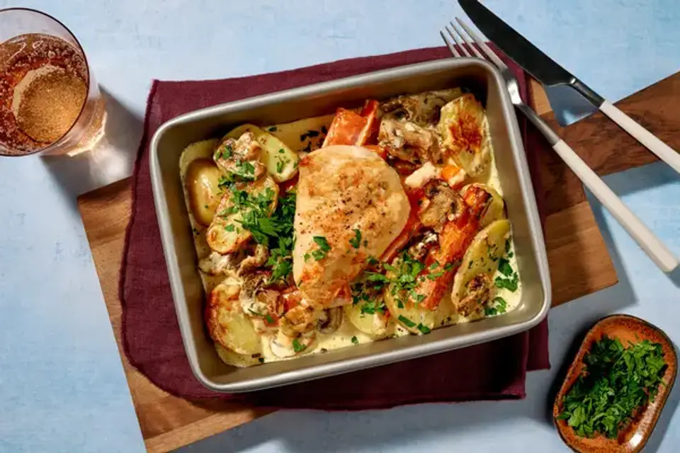 Ostegratineret kylling- og flødekartoffelfad — HelloFreshs eget foto