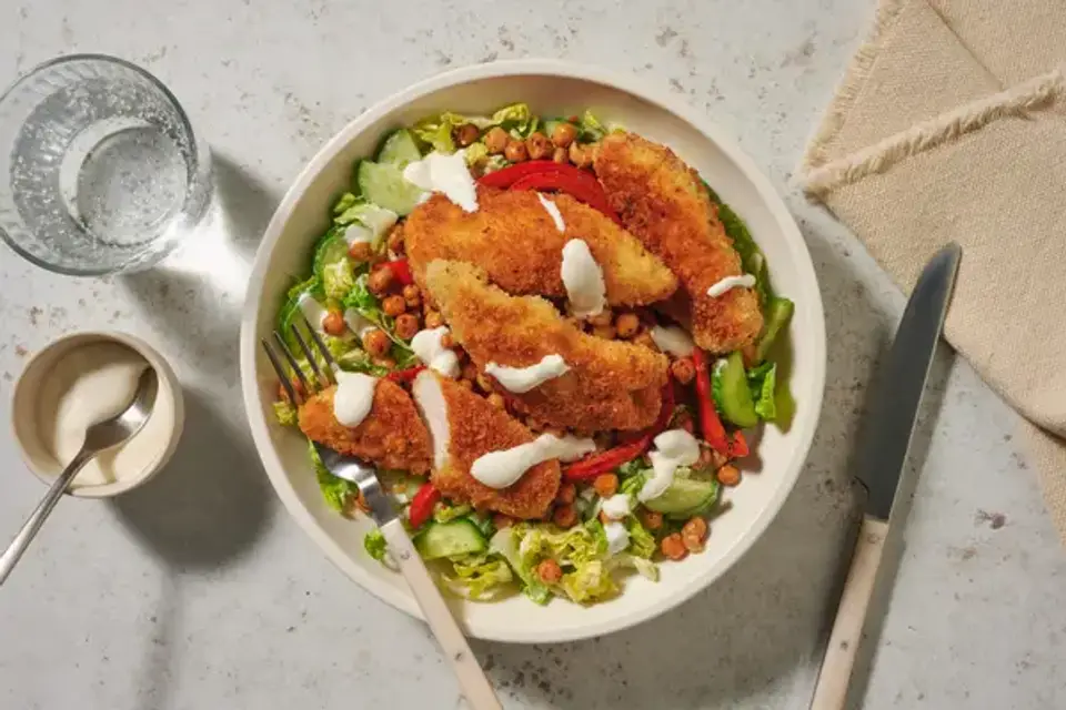 Hurtig middelhavskrydret kylling og græsk salat — HelloFreshs eget foto