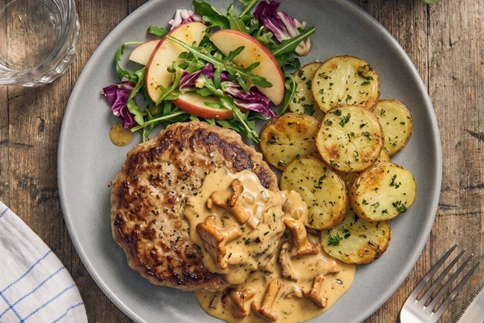 Timiankrydrede krebinetter med kantarelsovs, æblesalat og ovnbagte kartofler — RetNemts eget foto