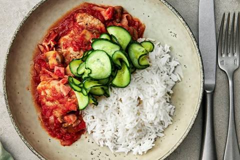Mørbradgryde med ris og agurkesalat