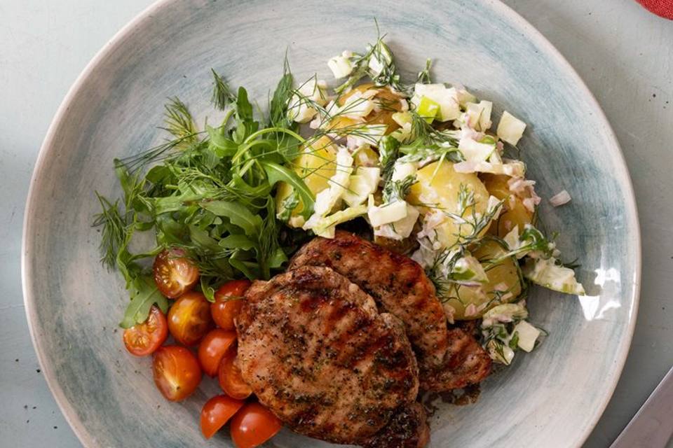 Koteletter og cremet kartoffelsalat med bladselleri og æble — RetNemts eget foto