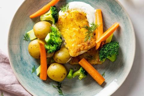 Sprød fisk med dildsauce, broccoli og små kartofler