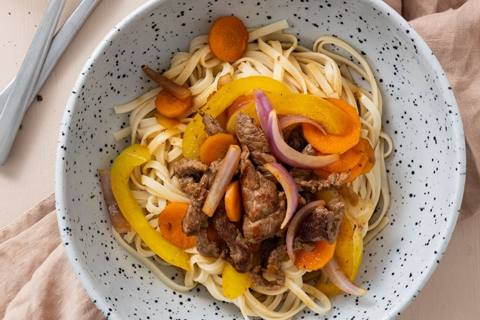 Bøf Chop Suey med peberfrugt, gulerødder og fuldkornsnudler
