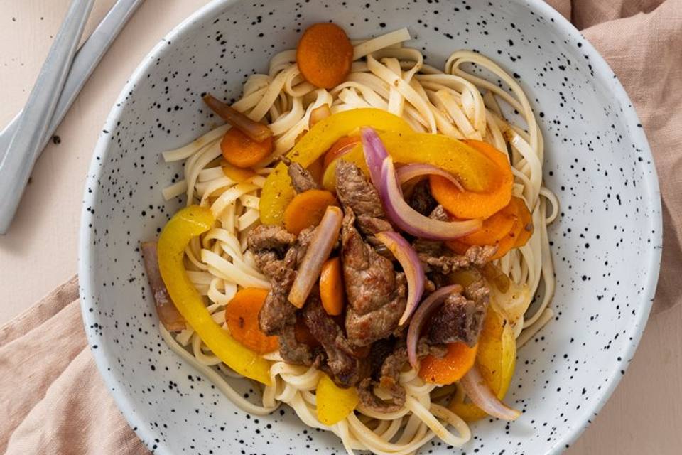Bøf Chop Suey med peberfrugt, gulerødder og fuldkornsnudler — RetNemts eget foto