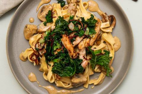 Cremet svampefettuccine med gris og grønkål