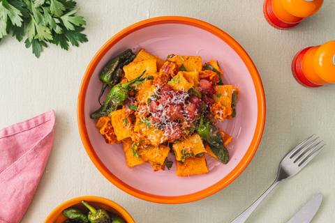 Romesco pasta med linquica, persille og pimientos de padrón