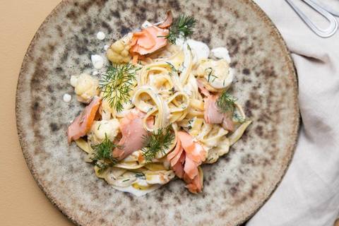 Fettucine med varmrøget laks, blomkål og dild