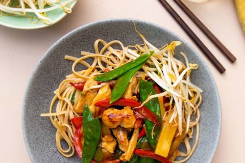Stir-fry med kylling og fuldkornsnudler