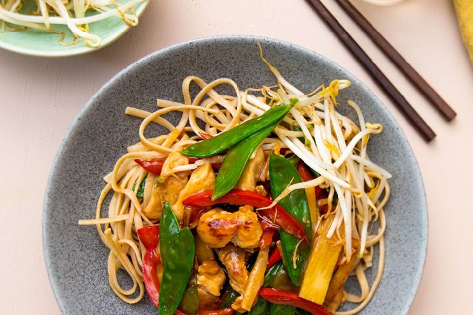 Stir-fry med kylling og fuldkornsnudler — RetNemts eget foto