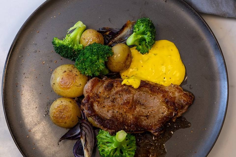Citruskrydrede koteletter med ovnbagte kartofler, løg, broccoli og bearnaisesauce — RetNemts eget foto