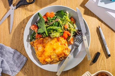 Quick lasagne med færdiglavet bolognese og frisk salat