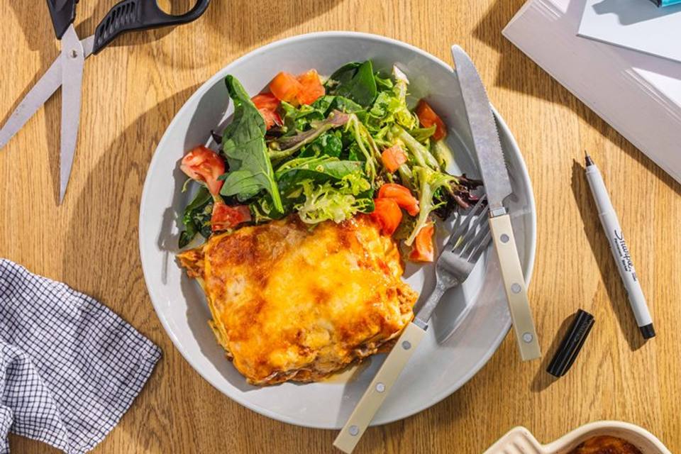 Quick lasagne med færdiglavet bolognese og frisk salat — RetNemts eget foto
