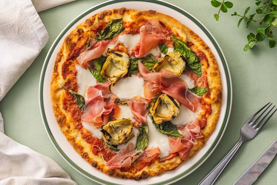 Serranopizza med artiskok og frisk mozzarella — RetNemts eget foto