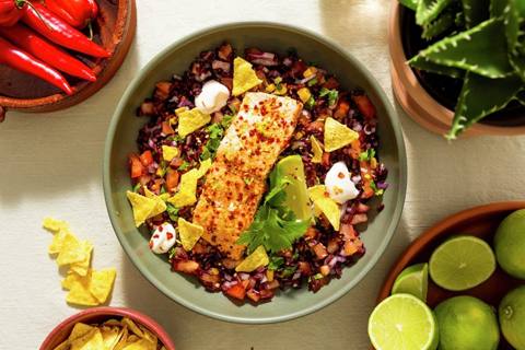 Mexicansk-inspireret laks og rissalat med majs og nachos