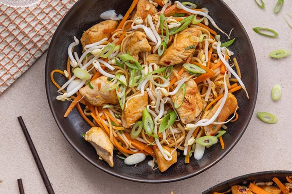 Bami Goreng med kylling, nudler og bønnespirer — RetNemts eget foto