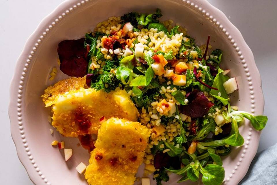 Paneret halloumi med bulgur/kålsalat og citrus-chilidressing — RetNemts eget foto