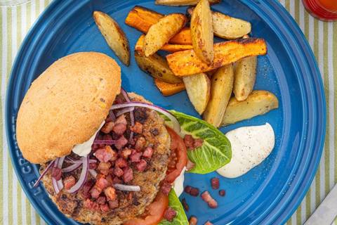 Kyllingeburger med bacon og fritter