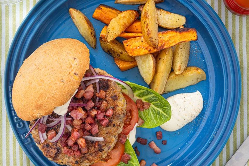 Kyllingeburger med bacon og fritter — RetNemts eget foto
