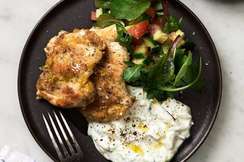 Urtestegt kylling med kartofler og tzatziki