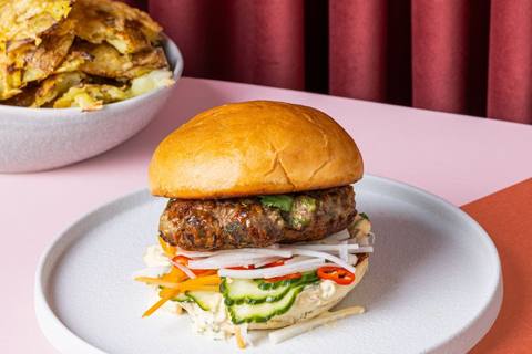 Báhn mi burger med knuste kartofler, syltede grøntsager og chilimayonnaise