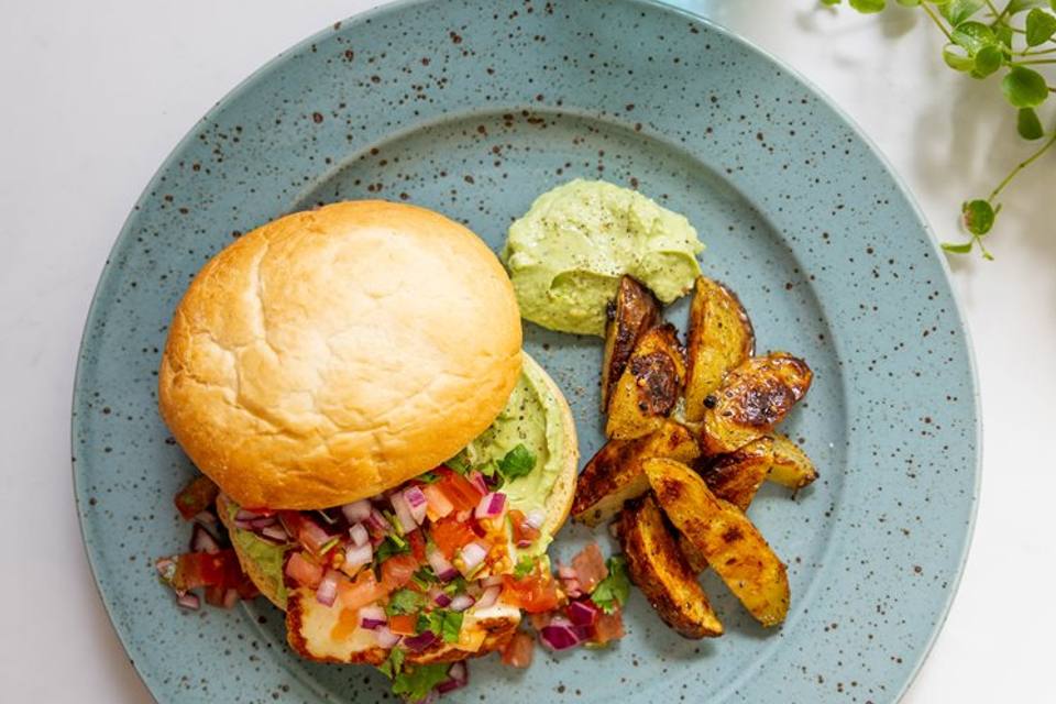 Burger med halloumi, pico de gallo og guacamole — RetNemts eget foto