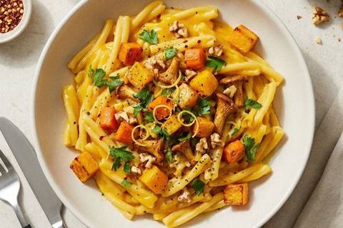 Pasta i cremet græskarsauce med nøddestegte kantareller og persille