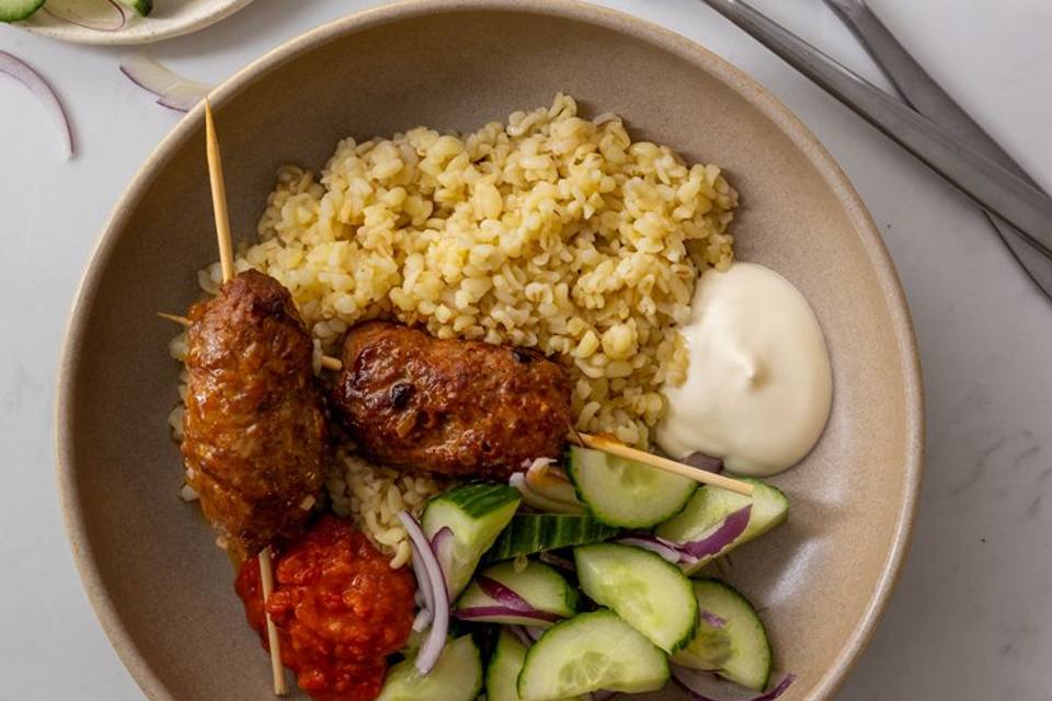Oksekødskebab med ajvar relish, bulgur og agurkesalat — RetNemts eget foto