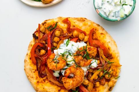 Tandoori-stegte rejer med naanbrød og raita