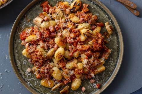 Stegte gnocchi med tørsaltet bacon, svampe og rosmarin