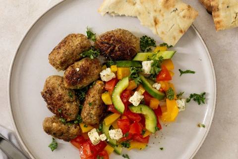 Flirtende frikadeller med naanbrød og frisk grønt