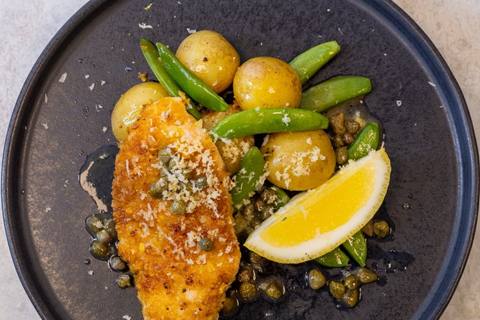 Kyllingeschnitzel a la wiener med peberrod og kapers
