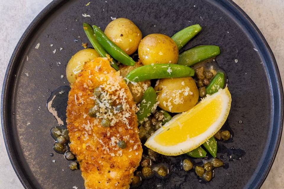 Kyllingeschnitzel a la wiener med peberrod og kapers — RetNemts eget foto