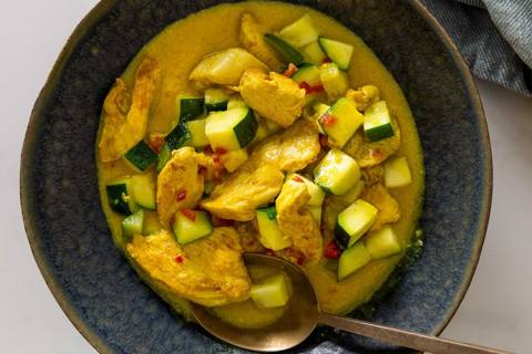 Kyllingeinderfilet i kokoscreme med squash og peberfrugt