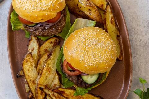 Klassisk burger med kartoffelbåde