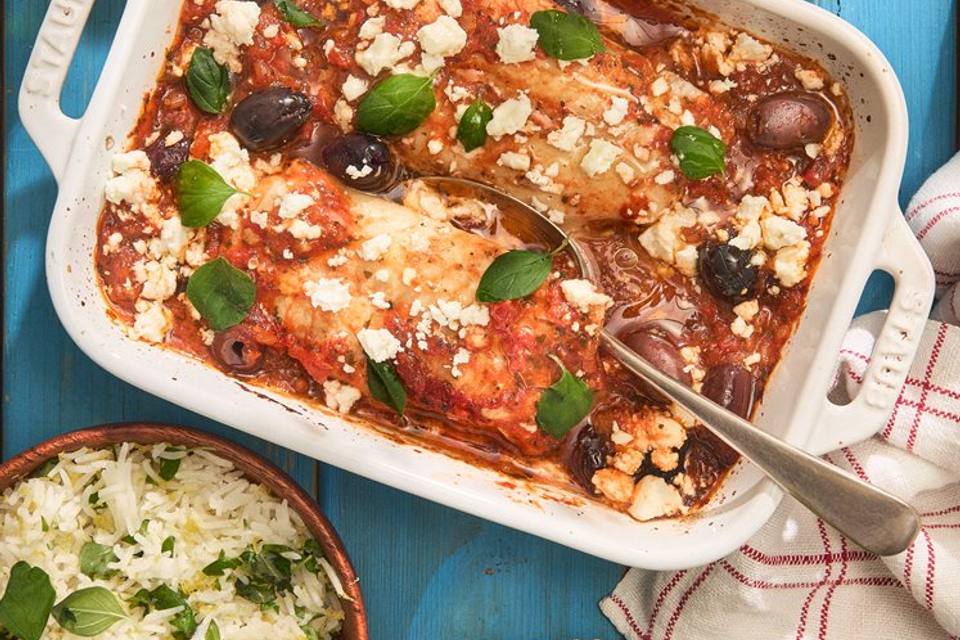 Psari plaki - Tomatbraiseret hvid fisk med oliven, feta og fuldkornscitronris — RetNemts eget foto