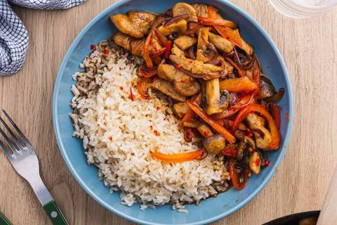 Wok med svinemørbrad, grøntsager, fuldkornsris og soja/ingefærsauce