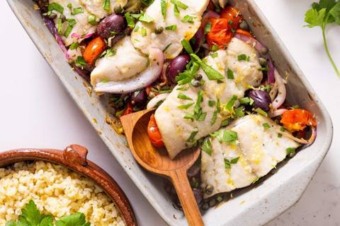 Middelhavsbagt hvid fisk med bulgur