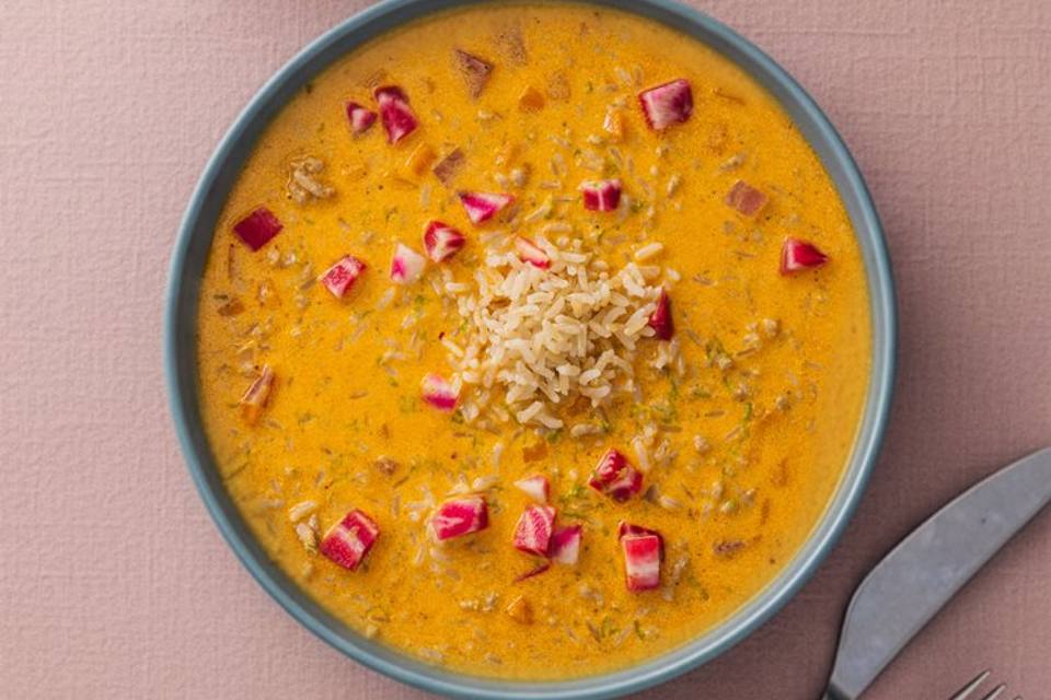 Rød karrysuppe med kylling, bolsjebede og lime — RetNemts eget foto