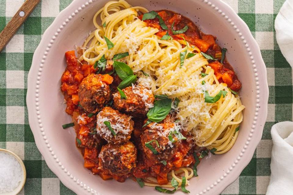 Spaghetti kødboller med grøntsagsrig tomatsauce — RetNemts eget foto