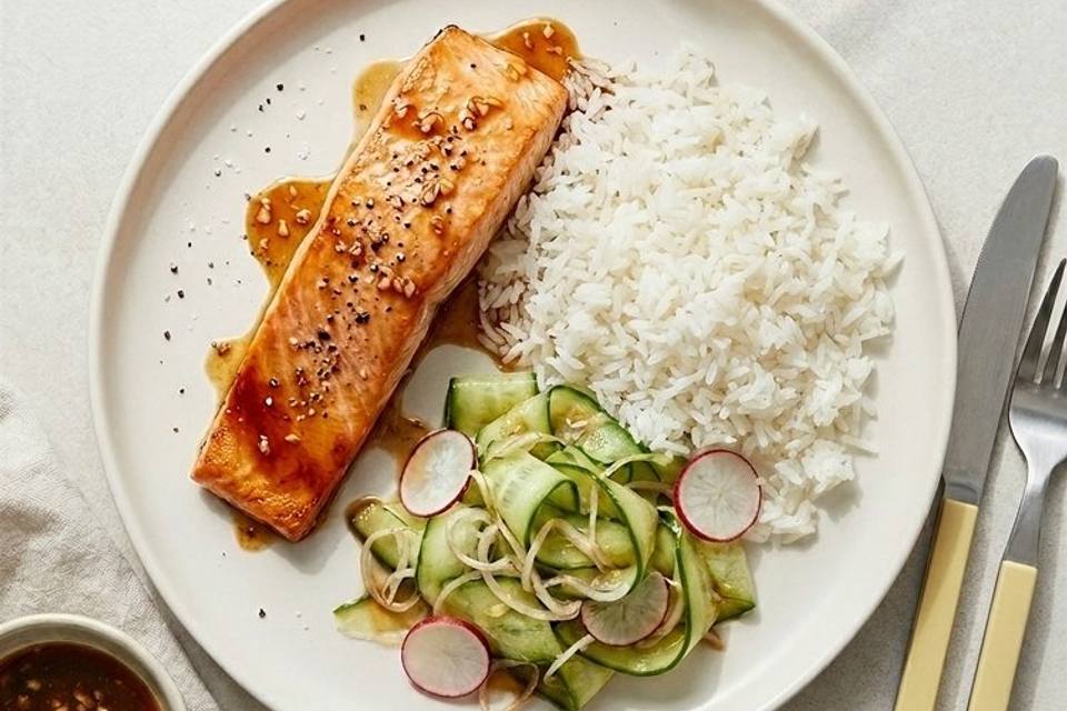Laks med teriyakisauce og agurkesalat — RetNemts eget foto