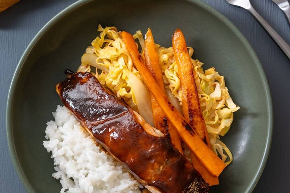 Hoisinbagt laks med ris, lynstegte grøntsager og spicy kålsalat — RetNemts eget foto