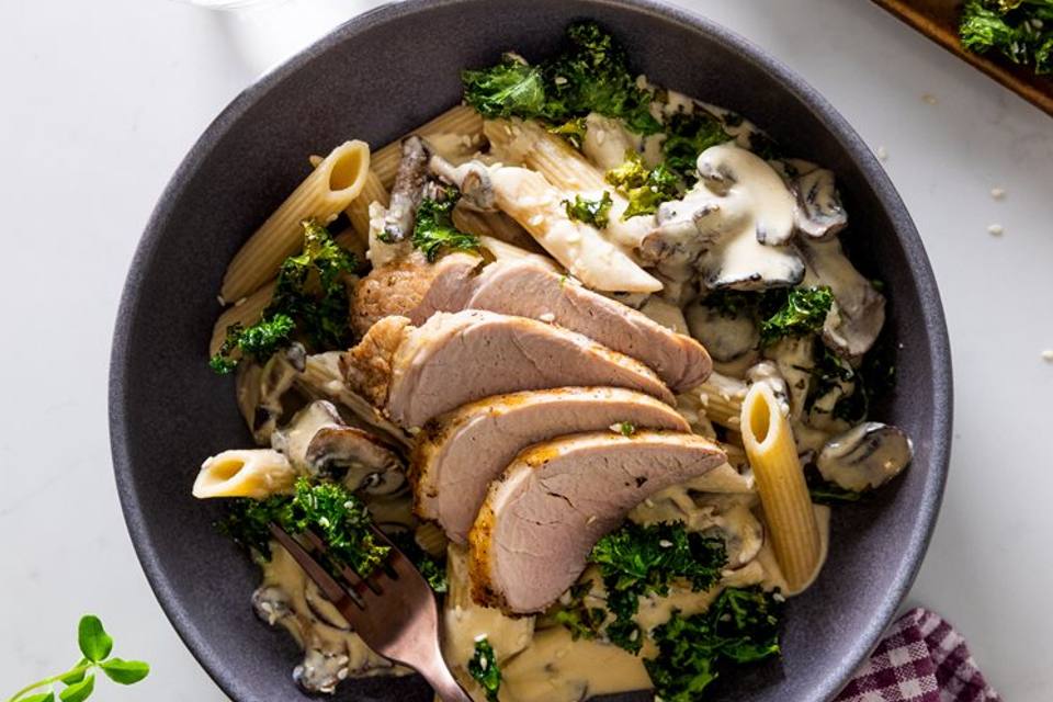 Svinemørbrad med miso-champignonsauce, kålchips og fuldkornspasta — RetNemts eget foto
