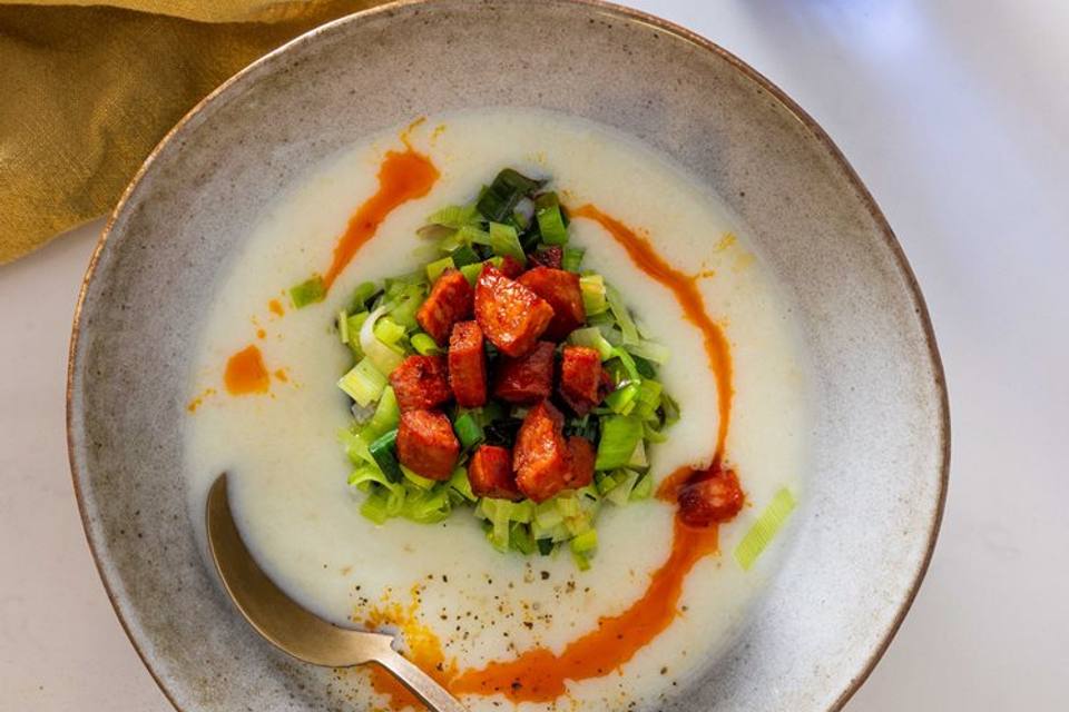Blomkålssuppe med chorizo, porre og surdejsbrød — RetNemts eget foto