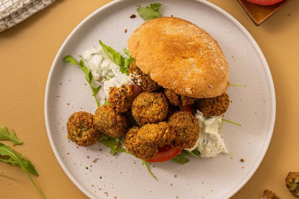 Falafelburger med tzatziki og fritter — RetNemts eget foto