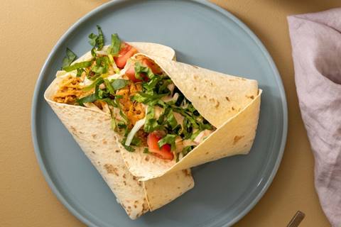 Wraps med krydret pulled chicken, grønt og chili-dip