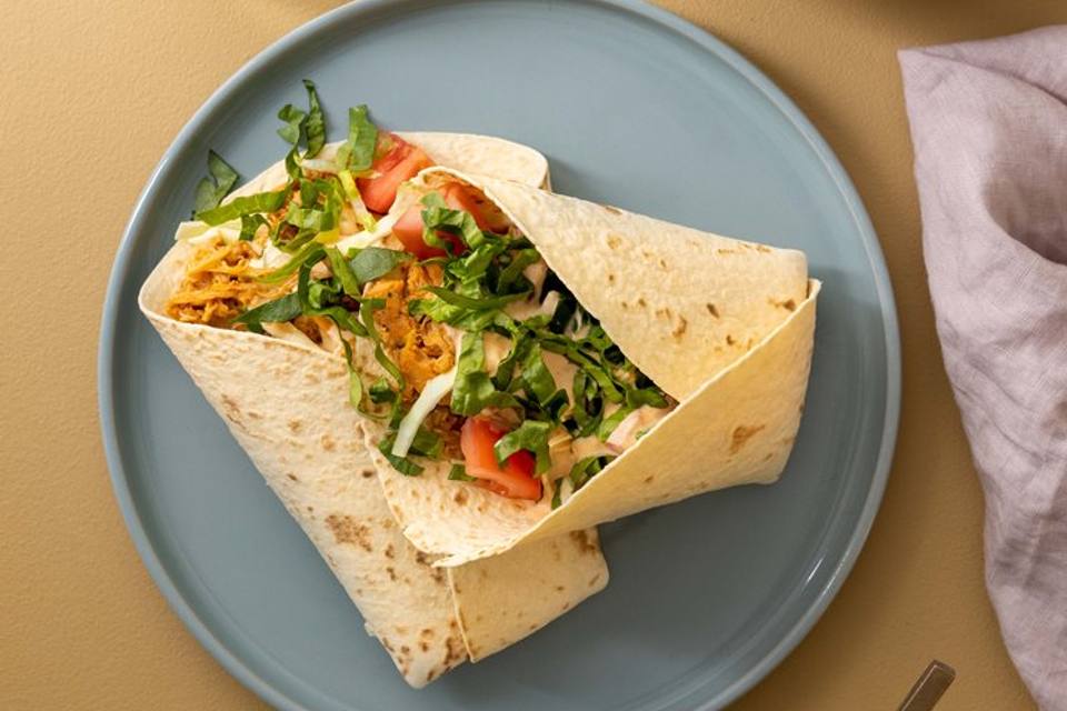 Wraps med krydret pulled chicken, grønt og chili-dip — RetNemts eget foto