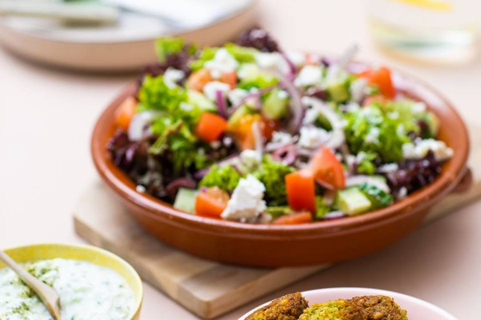 Græsk salat med feta, falafler, tzatziki og ovnbagte kartofler — RetNemts eget foto